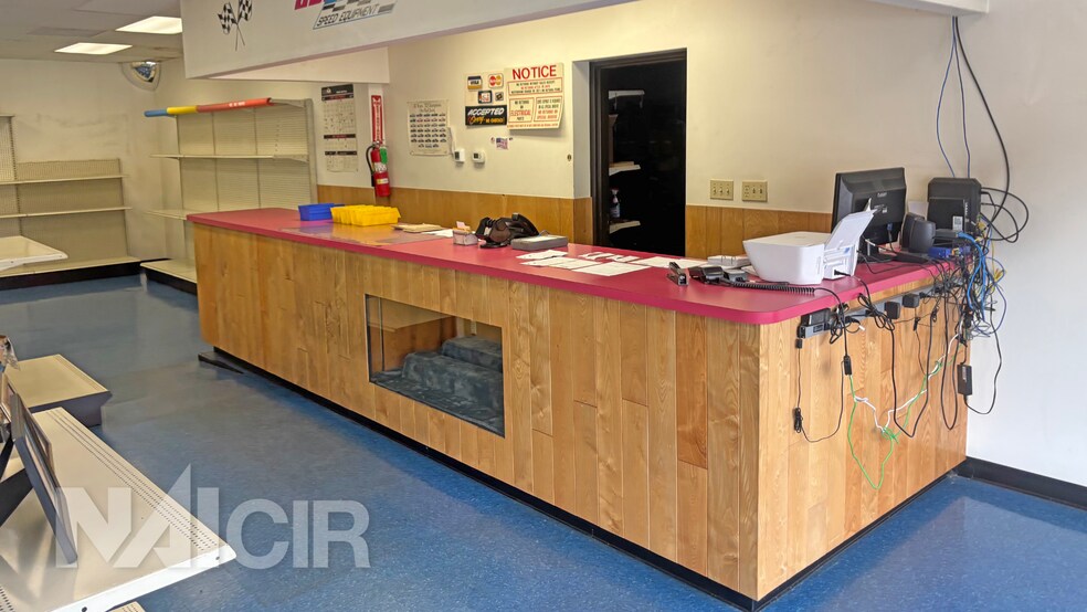 More Photos Of 1616 E Grand Ave, Tower City General Retail For Sale