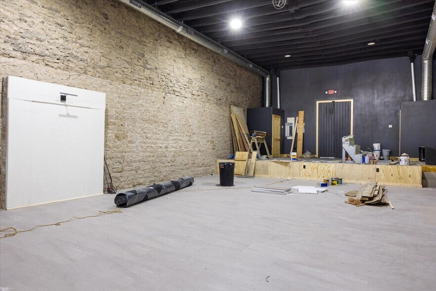 More Photos Of 114 NE Barnard St, Glen Rose Storefront For Lease