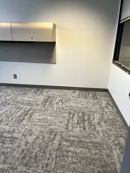 More Photos Of 646 James Record Rd, Huntsville Manufacturing For Lease