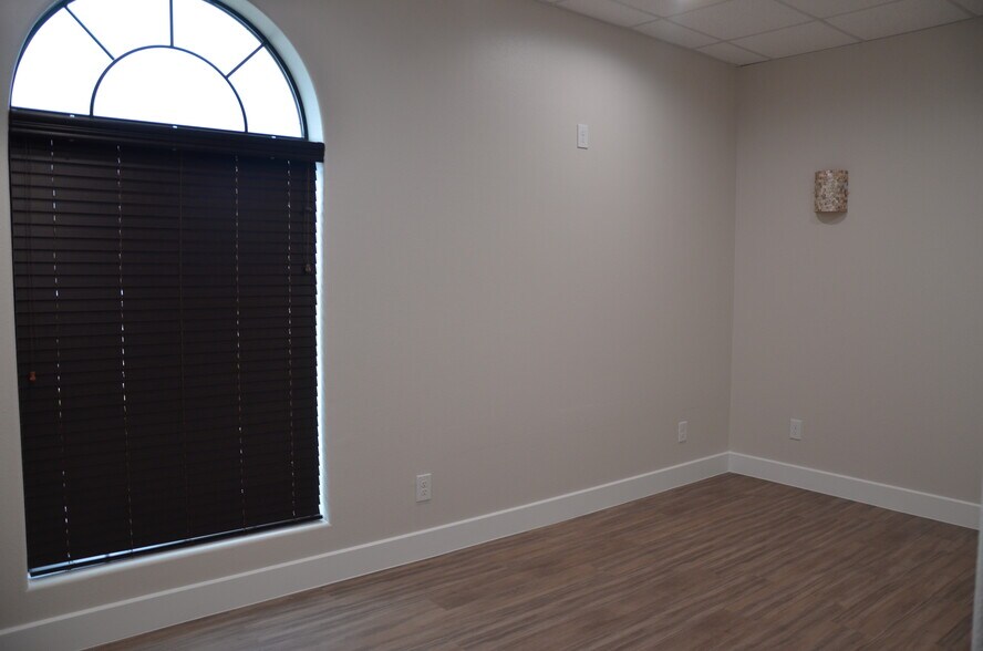 More Photos Of 7115 FM 2920, Spring Unknown For Lease