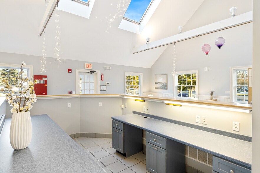 More Photos Of 25 Carlisle Rd, Westford Veterinarian Kennel For Sale