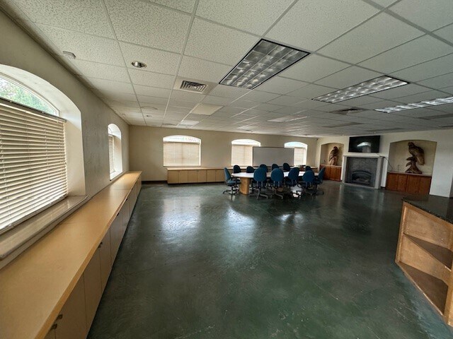 More Photos Of 2053 Laura St, Springfield Showroom For Lease