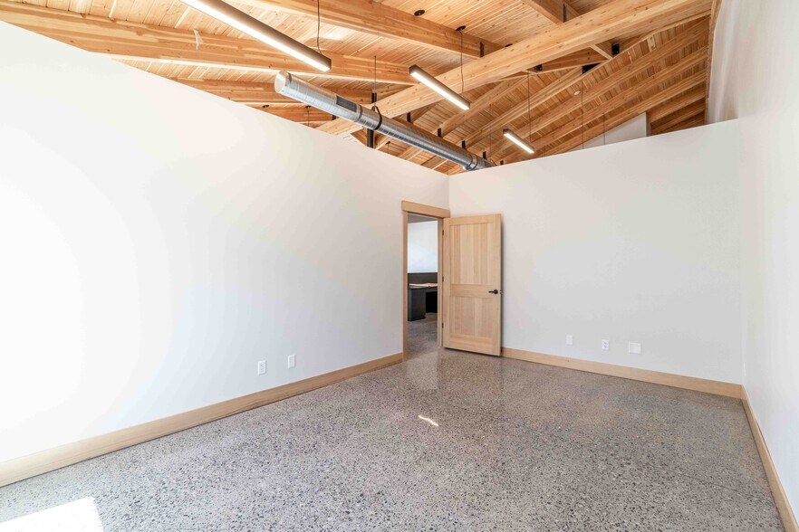 More Photos Of 8512 N Wayne Dr, Hayden Flex For Lease