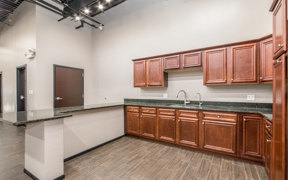 More Photos Of 1645 S River Rd, Des Plaines Office For Sale