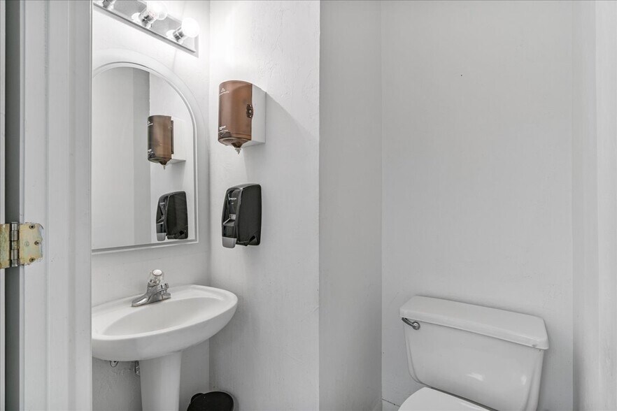 More Photos Of 7733 W Newberry Rd, Gainesville Office For Sale