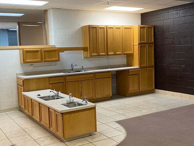 More Photos Of 670 Main Ave, De Pere Schools For Lease