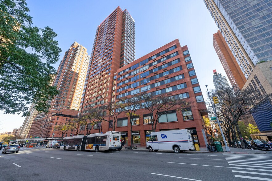 More Photos Of 1675 3rd Ave, New York Apartments For Lease