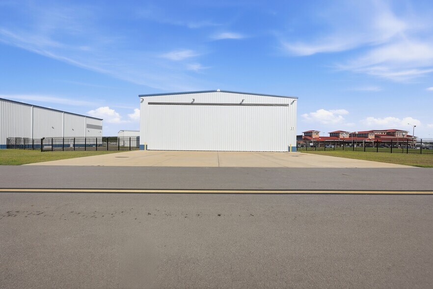 More Photos Of 453 Airport Rd, Greenville Airplane Hangar For Lease