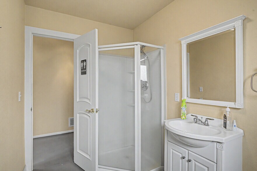 More Photos Of 330 Main Ave E, Soap Lake Freestanding For Lease