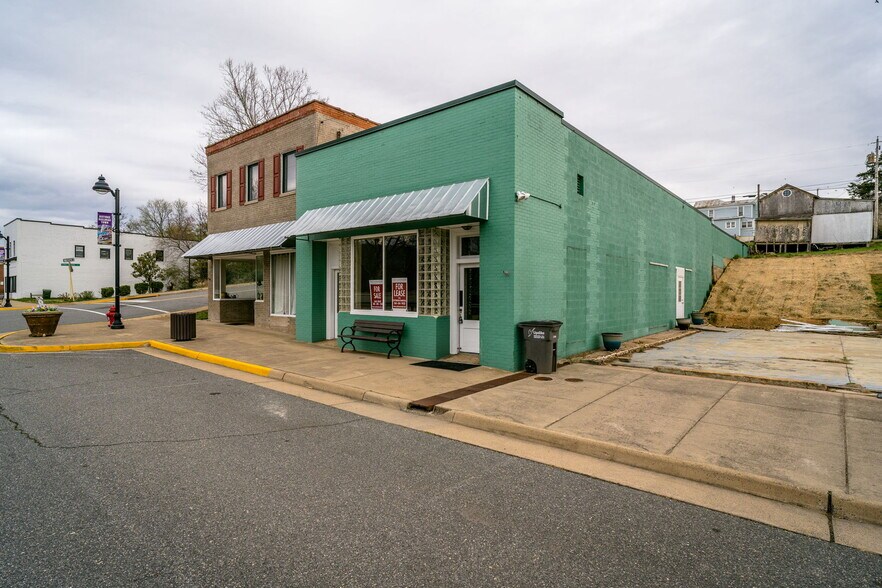 More Photos Of 500-502 First St, Shenandoah Office For Sale