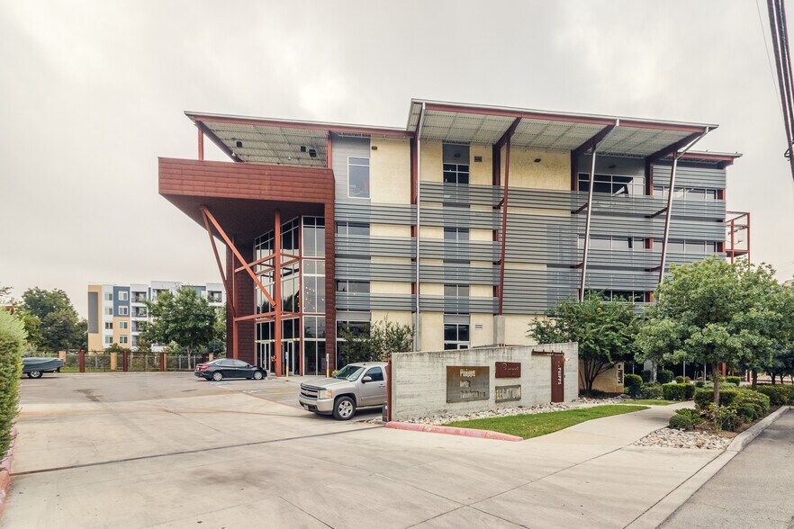 More Photos Of 102 9th St, San Antonio Office For Sale