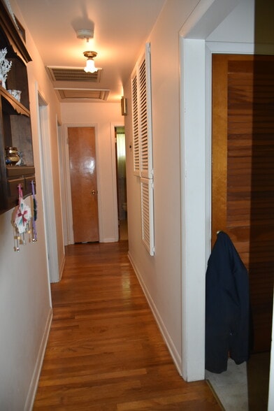 More Photos Of 4592 S Delaware Dr, Easton Auto Repair For Sale