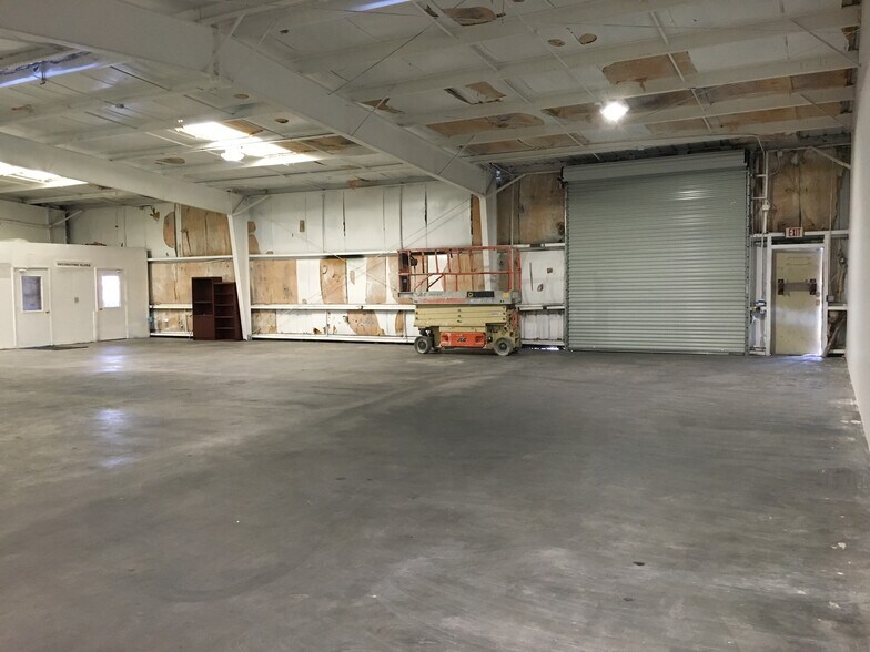 More Photos Of 13670 Roosevelt Blvd, Clearwater Warehouse For Lease