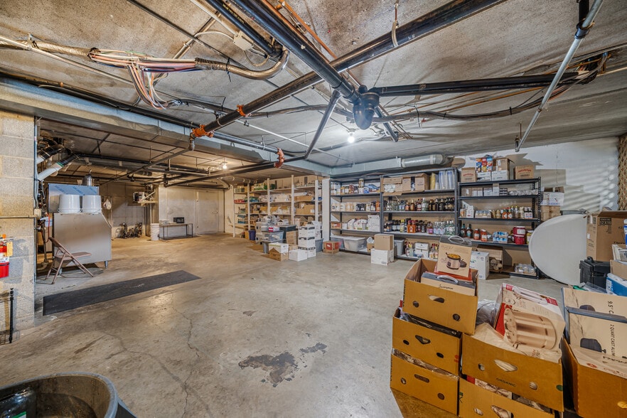 More Photos Of 689 Broadway, Berlin Restaurant For Sale