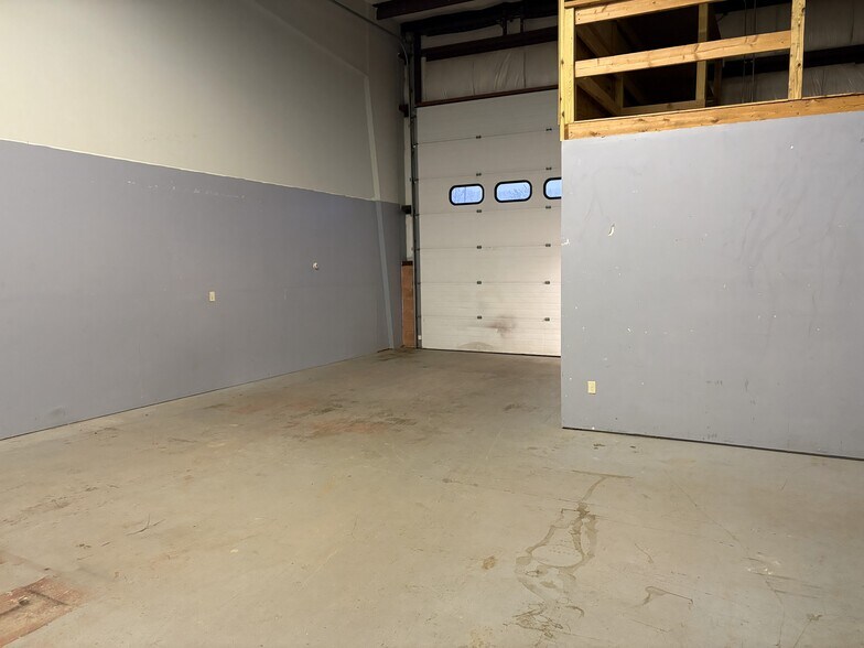 More Photos Of 200 Old County Cir, Windsor Locks Warehouse For Lease