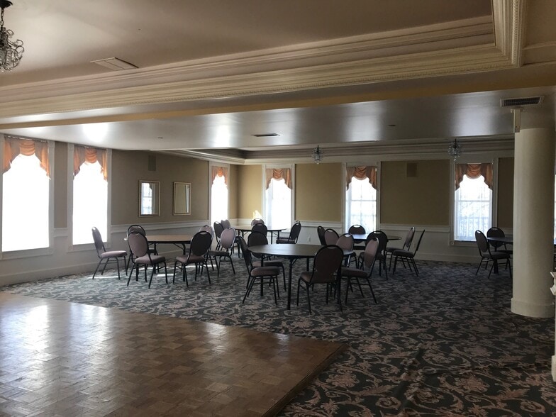 More Photos Of 2651 W Jefferson, Trenton Restaurant For Lease
