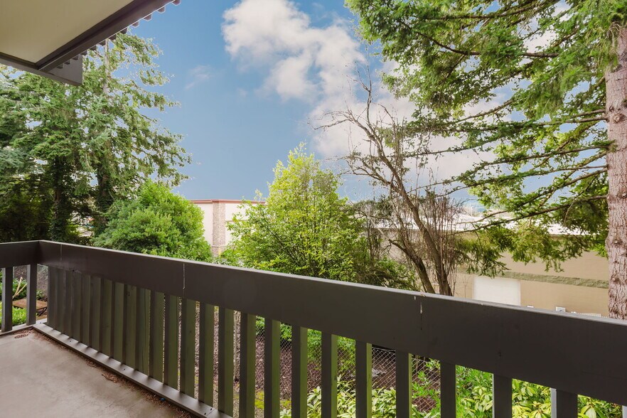 More Photos Of 1040 NE Hostmark St, Poulsbo Office For Sale