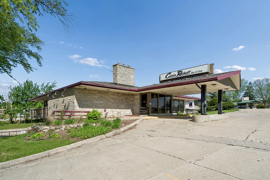 More Photos Of 2013 S Center St, Marshalltown Restaurant For Sale