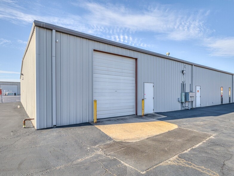 More Photos Of 1827 N Yellowood Ave, Broken Arrow Light Distribution For Lease