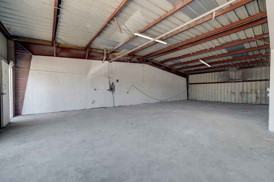 More Photos Of 10207 Market St, Houston Warehouse For Lease