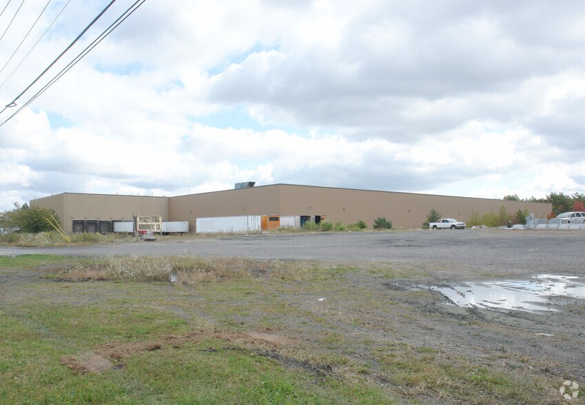 More Photos Of 594 Can Do Expy, Hazleton Manufacturing For Lease