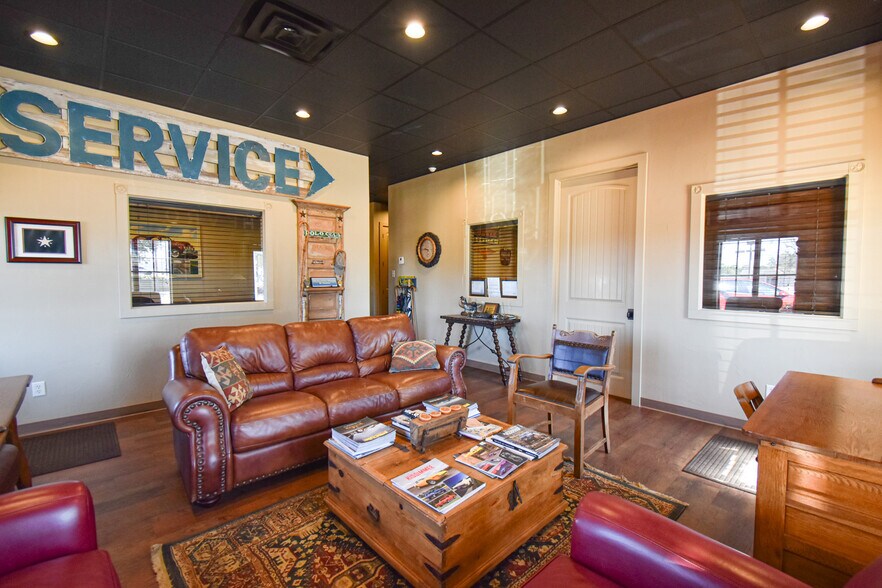 More Photos Of 7906 S Broadway Ave, Tyler Office Residential For Lease