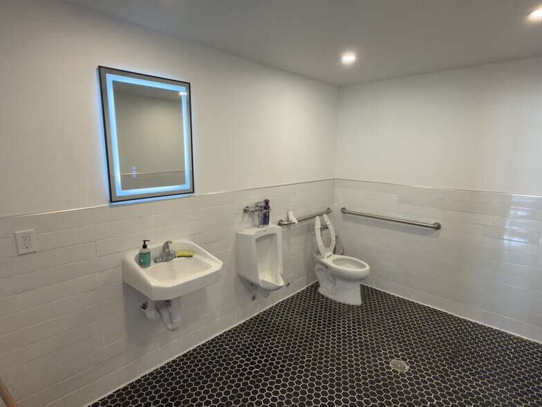 More Photos Of 1984 Placentia Ave, Costa Mesa General Retail For Lease