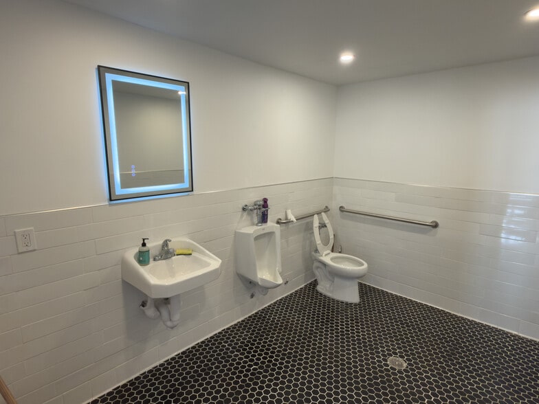 More Photos Of 1984 Placentia Ave, Costa Mesa Freestanding For Sale