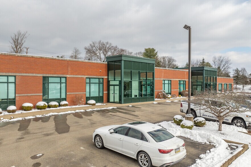 More Photos Of 375 Valleybrook Rd, McMurray Office For Lease
