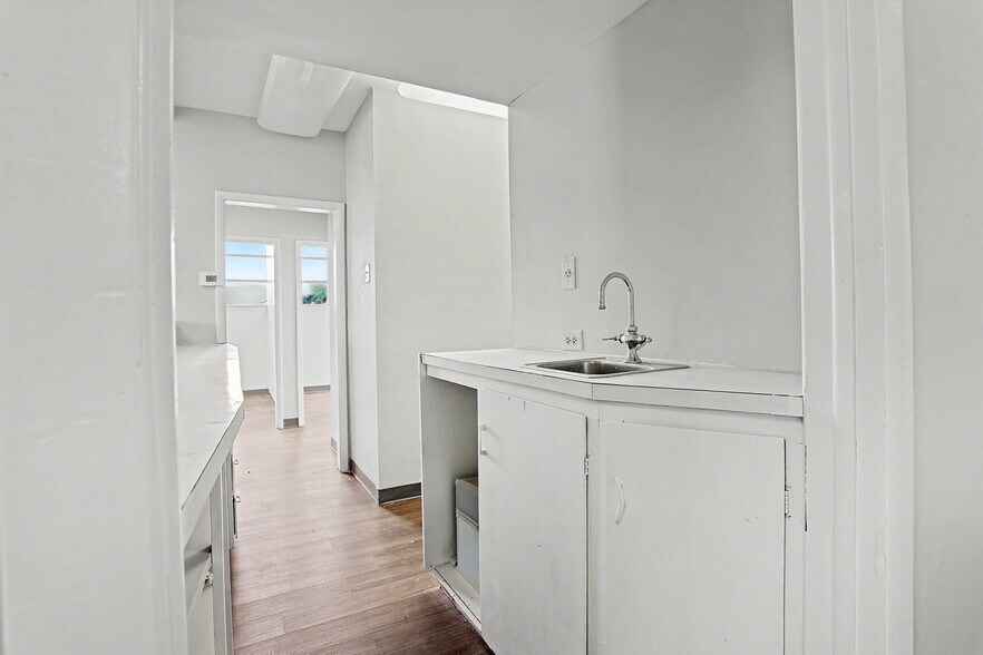 More Photos Of 1601 N State St, Augusta Office For Sale