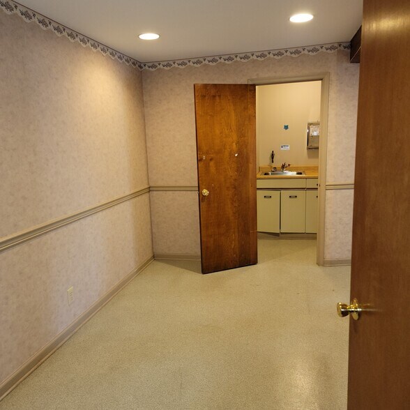 More Photos Of 600 Main St, Riverton Office For Sale