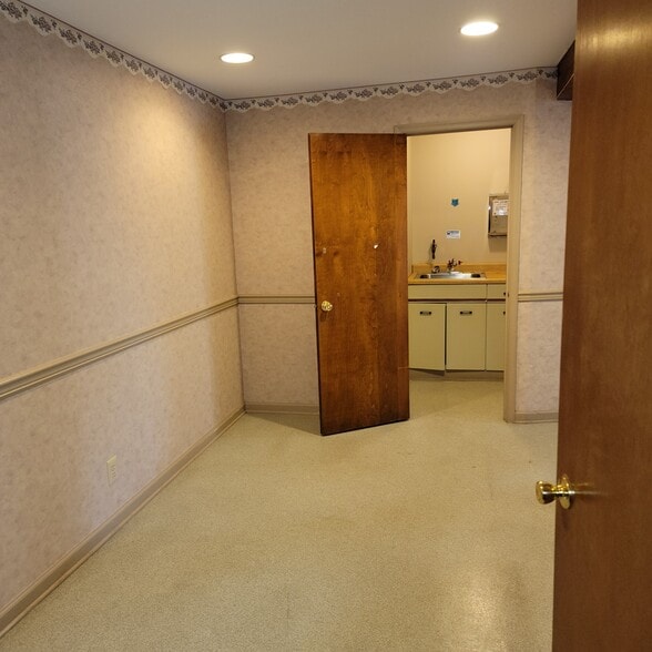 More Photos Of 600 Main St, Riverton Office For Sale