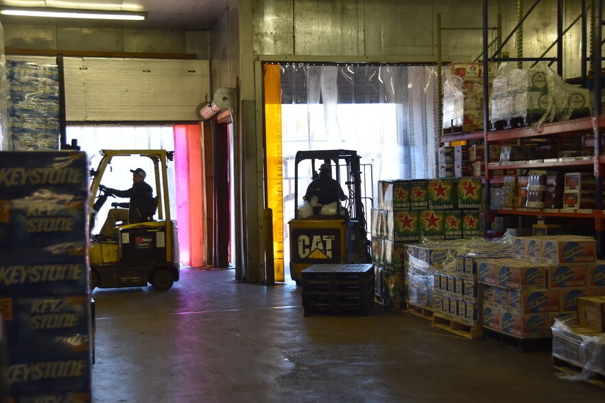 More Photos Of 100 N Church St, Palestine Distribution For Lease