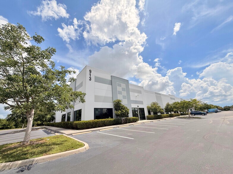 More Photos Of 911 E Industrial Cir, Cape Coral Unknown For Lease
