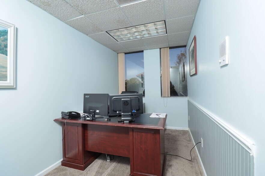 More Photos Of 700 11th St S, Naples Office For Sale