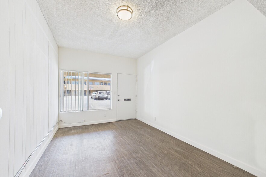More Photos Of 13615 Victory Blvd, Van Nuys Office For Lease