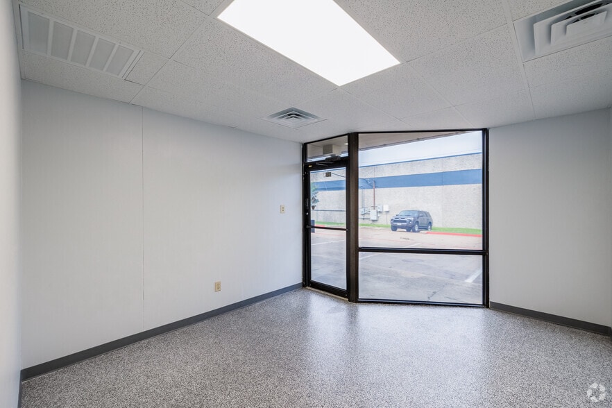 More Photos Of 1110 W Harris Rd, Arlington Warehouse For Lease