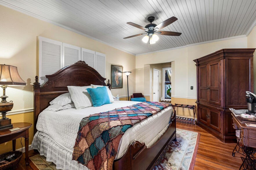 More Photos Of 123 W Doyle St, Granbury Hospitality For Sale