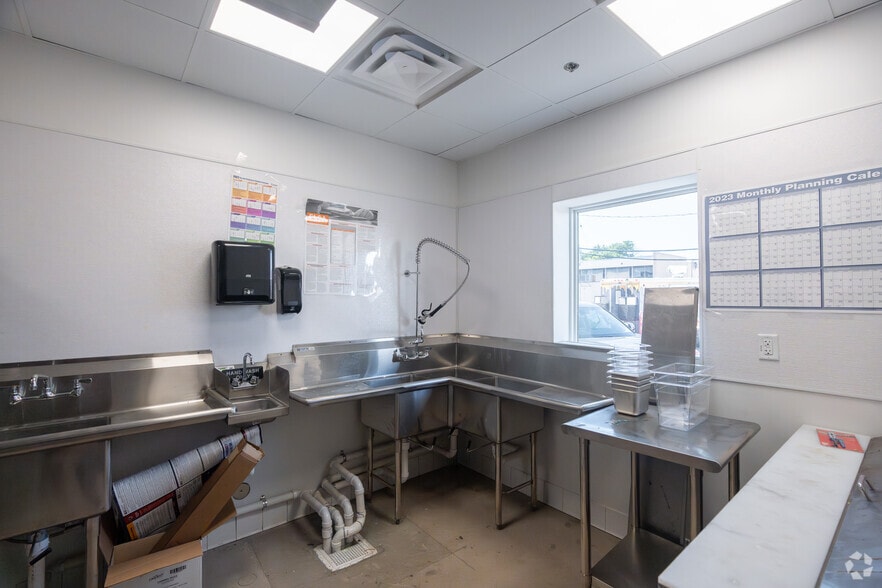 More Photos Of 2171 S Grape St, Denver Restaurant For Lease