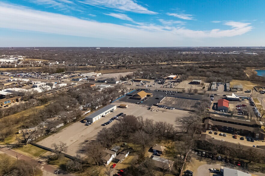 More Photos Of 3101 S Broadway St, Wichita Freestanding For Sale
