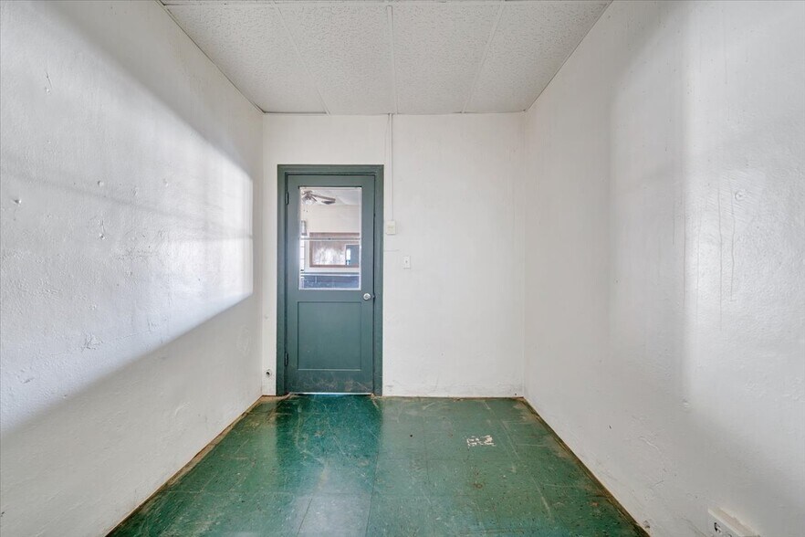 More Photos Of 630 Lowe St, Buchanan Restaurant For Sale