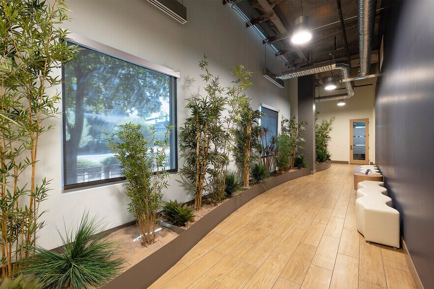 More Photos Of 210 E Earll Dr, Phoenix Office For Sale