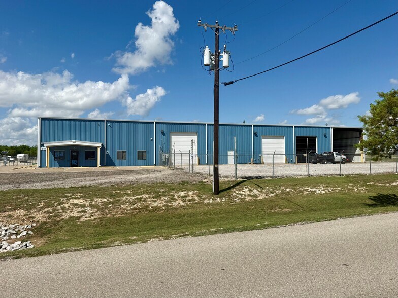 More Photos Of 110 E Barnett Dr, Cleburne Warehouse For Sale