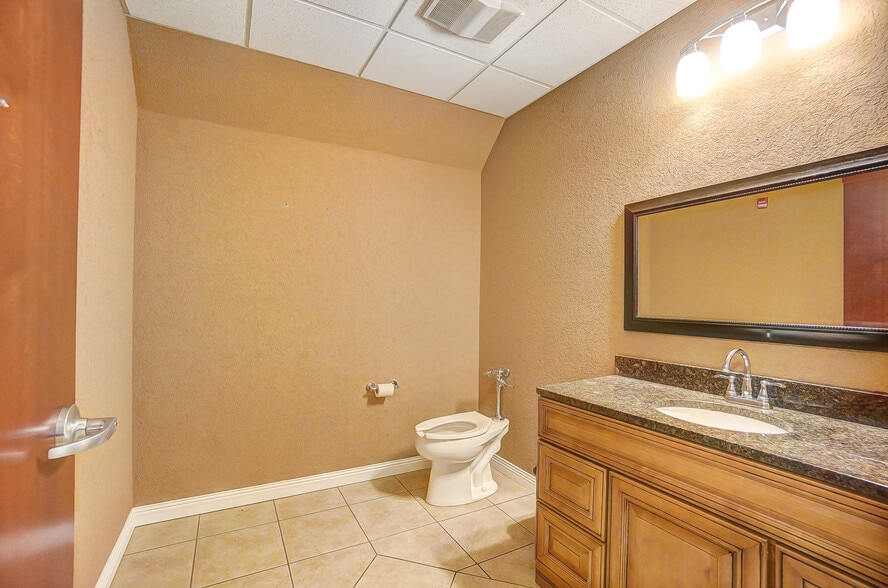 More Photos Of 916-920 W Market St, Lima Medical For Lease