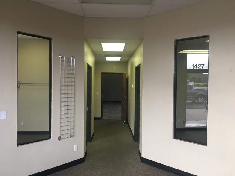 More Photos Of 1427 Fretz Dr, Edmond Showroom For Lease