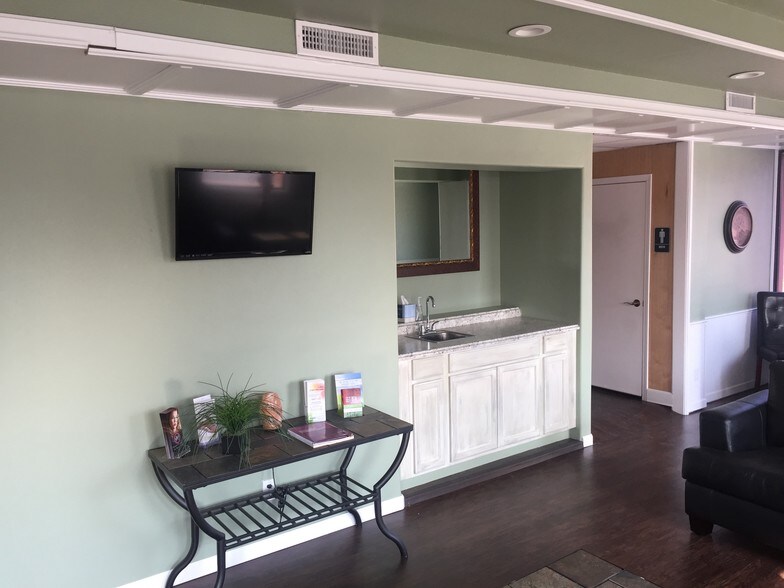 More Photos Of 432 N Broadway Ave, Shawnee Restaurant For Lease