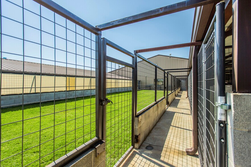 More Photos Of 39812 Hazel Dell Rd, Shawnee Veterinarian Kennel For Sale