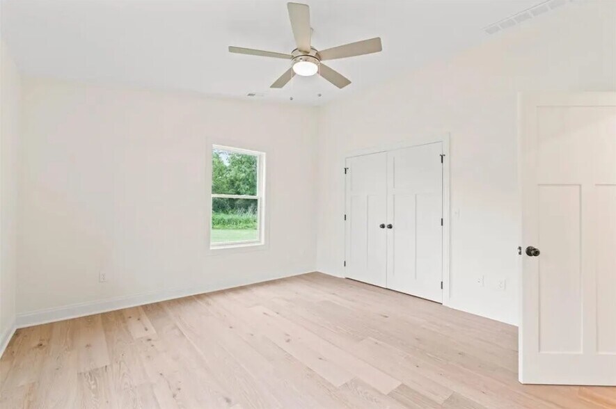 More Photos Of 1805 S 8th Ave E, Newton Specialty For Sale
