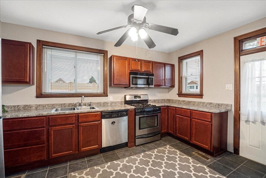 More Photos Of 8700 Gravois Rd, Saint Louis Storefront Retail Residential For Sale