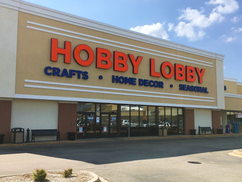 More Photos Of 3425-3523 N University St, Peoria Unknown For Lease